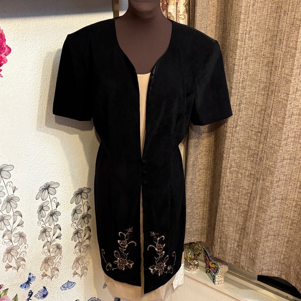 Vintage 1980’s Sheri Martin black and tan short sleeve faux suede dress. Size 16